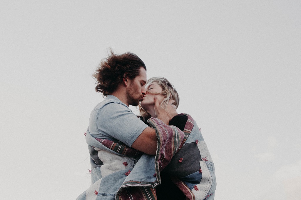 How to Kiss? Tips for Beginners!